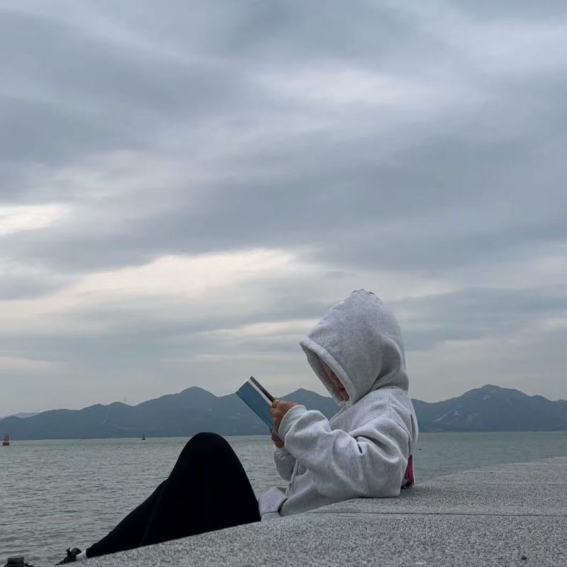 10 Thoughtful Christmas Gifts for Book Lovers (From a Book Lover!)